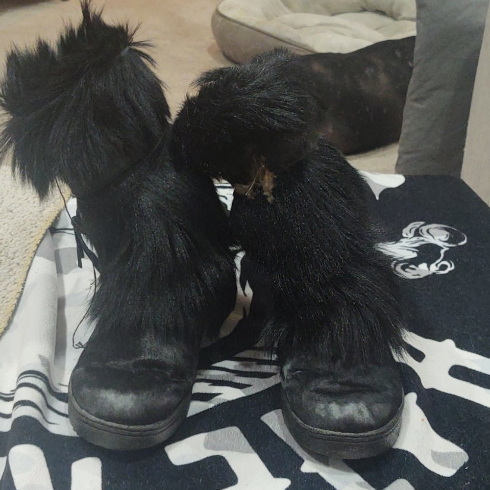 Bear paw sonjo rabbit fur.